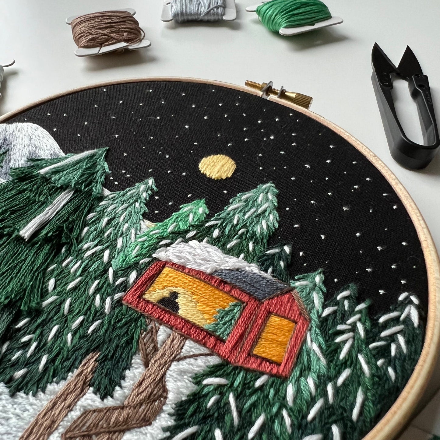 Treehouse in winter forest - Hand Embroidery Pattern (PDF) faimyxstitch.com